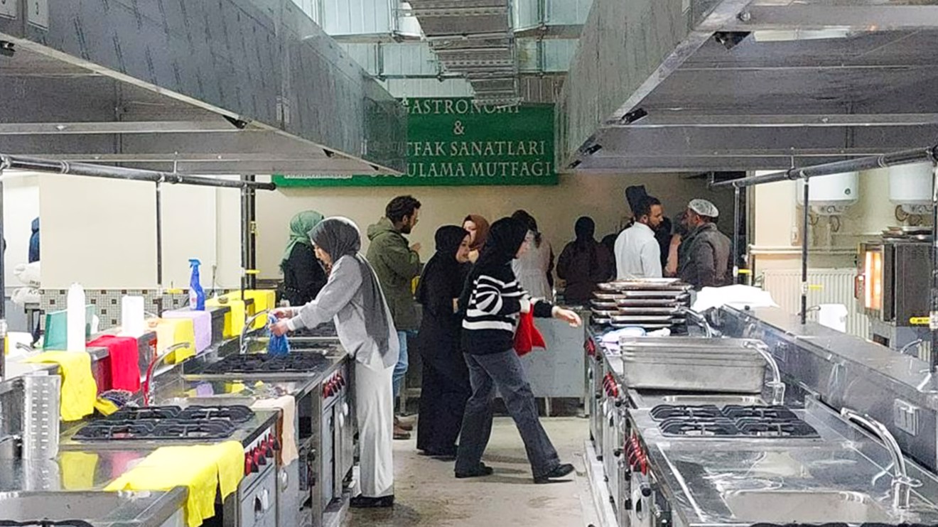 Selçuk Üniversitesi öğrencileri, depremzedeler için günlük 4 bin adet unlu mamul üretiyor